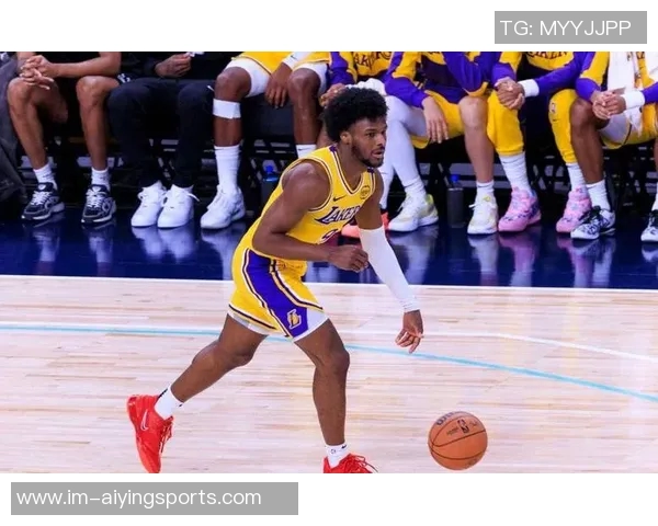 布朗尼单臂劈扣震撼全场詹姆斯感慨上空气与众不同 布朗尼单臂劈扣震撼全场詹姆斯感慨上空气与众不同