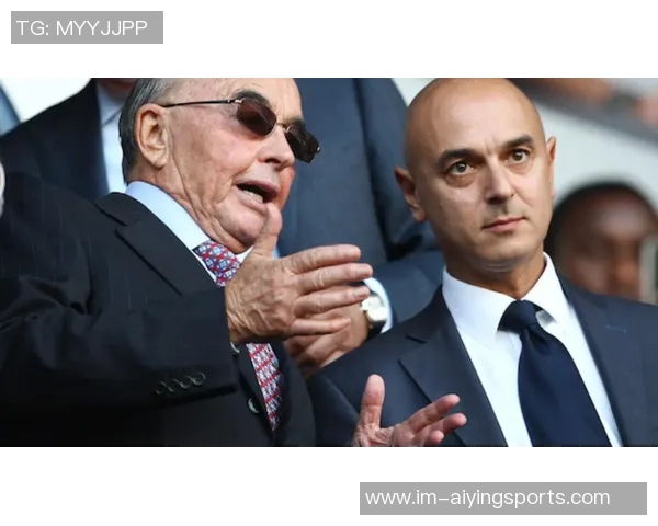 热刺边卫波罗被球迷电子烟砸中后捡起假装抽烟引发热议