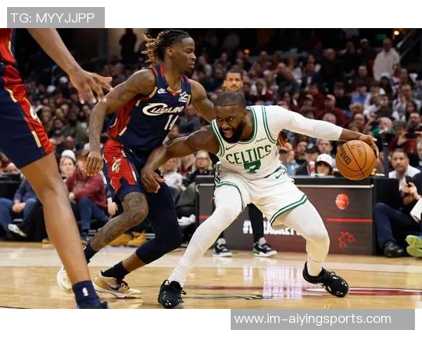 杰伦布朗三节狂砍30分5篮板助力球队进攻势头强劲